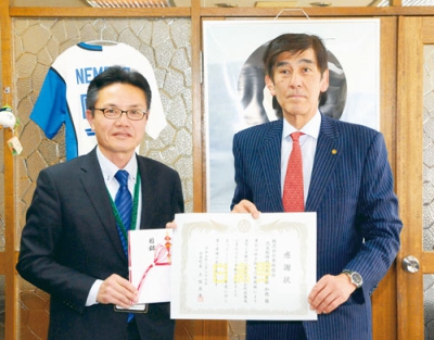写真：感謝状を贈られた栗林社長（右）
