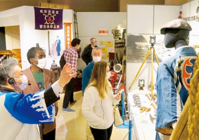 写真：民俗資料館の展示物を見学する参加者たち