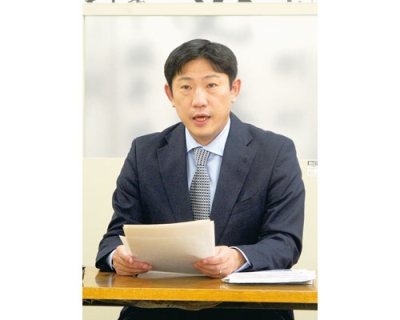 写真：「希望の持てる力強い施策に取り組んでいく」と話す青山氏