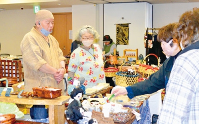 写真：店主との交流も楽しんだいろどりマーケット