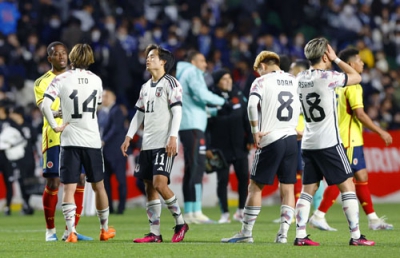 写真：コロンビアに敗れ、肩を落とす久保（左から３人目）ら日本代表＝ヨドコウ桜スタジアム