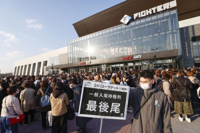 写真：「エスコンフィールド北海道」でのイベントに訪れた人たち＝２８日午後、北広島市