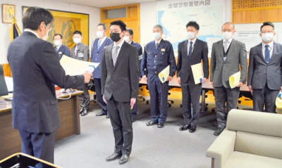 写真：表彰状を受け取る署員