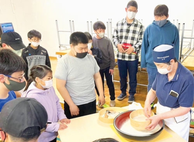 写真：室蘭手打ちそば愛好会の実演に見入る子どもたち（提供写真）