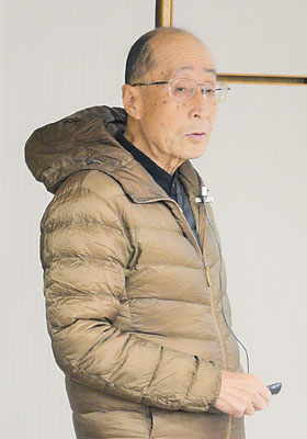 写真：次の噴火に向けた備えの重要性を訴える北大の宇井名誉教授