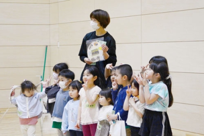 写真：子どもたちと触れ合いながら運動の楽しさを伝えた矢代さん（奥中央）