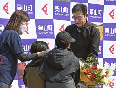 写真：栗山町の役場を訪問し、花束を受け取るＷＢＣ日本代表の栗山英樹監督（右端）＝３０日午前