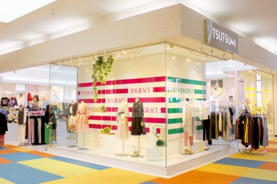 写真：４月１日から６５周年記念イベントを展開するレディスファッションつつみＭＯＲＵＥ店