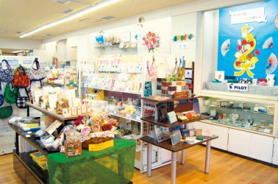写真：「春らんまんセール」開催中の平林紙店