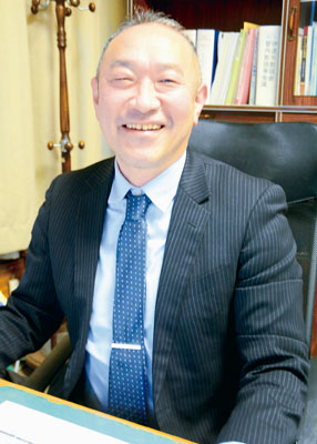 写真：バルセロナ日本人学校の勤務に向けて抱負を語る永井校長