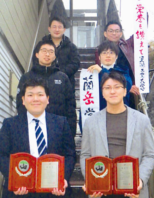 写真：蘭岳賞を手に笑顔を見せる成田さん（左）