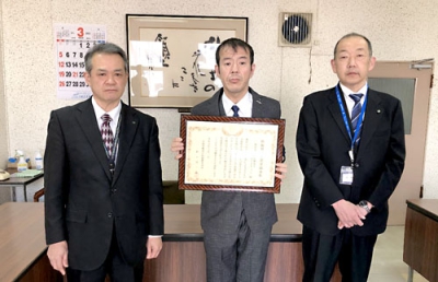 写真：受賞を喜ぶ鳥山理事長（中央）