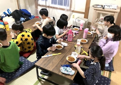 写真：一緒に食事をし交流を深める子どもたち