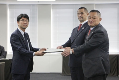 写真：大規模スポーツ大会の運営に関する指針を受け取る（右から）ＪＯＣの山下泰裕会長とスポーツ庁の室伏広治長官＝３０日午前、東京都千代田区