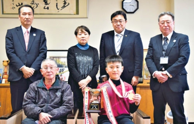 写真：全国大会出場を前に市役所を表敬訪問した佐々木選手（前列右）