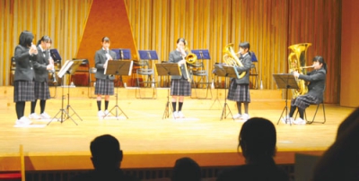 写真：アンサンブル演奏を披露する桜蘭中の部員たち