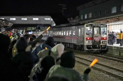 写真：運行最終日を迎え、大勢の人に見送られながらＪＲ留萌駅を出発する最終列車＝３１日夜、留萌市