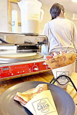 写真：生地に米粉を使用し、カリッと焼き上げられたクレープと、生地を作るマシーン