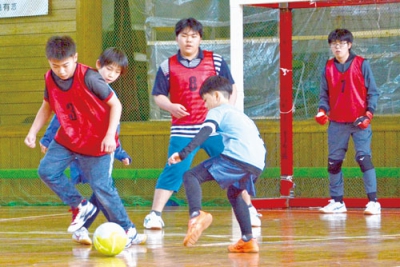 写真：連係を取りながら試合を楽しむ選手たち