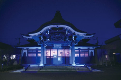 写真：青色にライトアップされた正光寺本堂