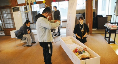 写真：入棺体験などが行われた正光寺の「花まつり」
