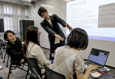 写真：プログラミングの授業を受ける（左から）綾部有紗さんと井上史菜さんら＝４月、京都市