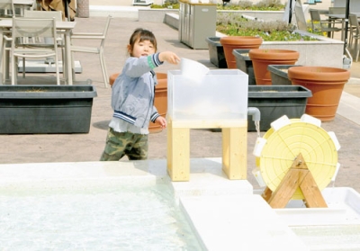 写真：子どもが水遊びを楽しむナチュラルガーデン