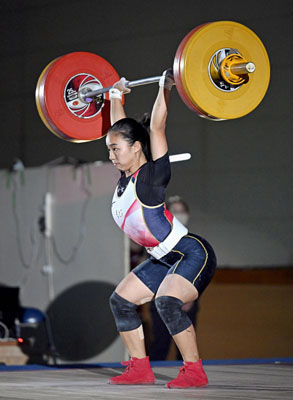 写真：重量挙げの全日本選手権女子５９キロ級で２位に入った比嘉成のジャーク＝４月、山梨市民総合体育館