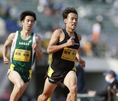 写真：兵庫リレーカーニバルの男子１５００メートルで優勝した館沢亨次（右）＝神戸ユニバー記念競技場