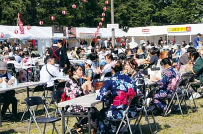 写真：ビアガーデンやお笑いライブで盛り上がる苫小牧港まつり＝写真昨年