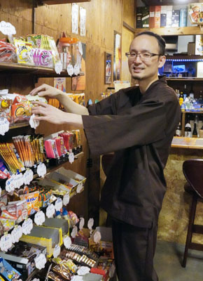 写真：駄菓子屋兼居酒屋「神野商店」の店主平山勝也さん＝１日、和歌山市