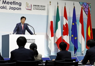 写真：Ｇ７保健相会合を終え、記者会見する加藤厚労相＝１４日午前、長崎市