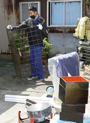 写真：地震で被災した住宅でボランティア活動をする真脇魁さん＝５月１２日、石川県珠洲市
