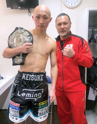 写真：ボクシングの日本フェザー級王座決定戦を制した松本圭佑（左）と父好二トレーナー。親子２代王者を達成した＝４月、後楽園ホール