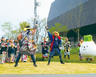 写真：ピウスツキ像の前で伝統舞踊を披露する関係者