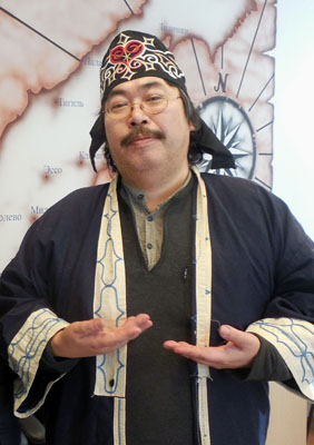 写真：アイヌ民族の伝統衣装を着る太田満さん＝２０１６年、ロシア（丹菊逸治准教授提供）