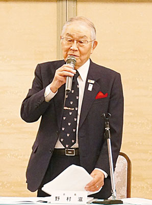 写真：理事会の席上、退任を報告する野村会長