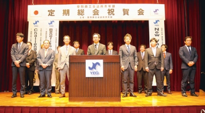 写真：祝賀会の席上、新体制を披露する工藤会長（中央）