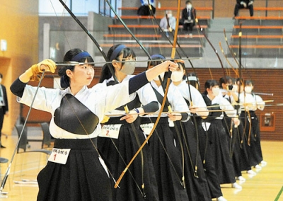 写真：精神を集中し矢を放つ女子選手