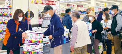 写真：開店と同時に大勢の買い物客でにぎう寿店