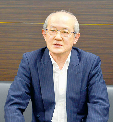 写真：退任のあいさつに室蘭民報社を訪れた藤川氏