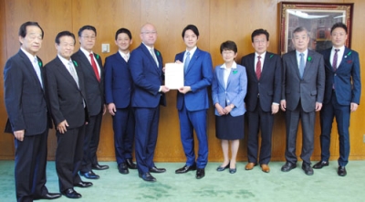 写真：鈴木知事（右から５人目）に要望書を手渡す北海道結志会の所属議員
