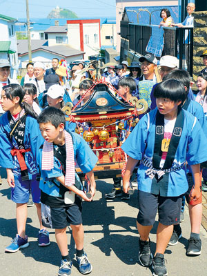 写真：４年ぶりに復活する絵鞆町の子どもみこし＝２０１９年５月２７日