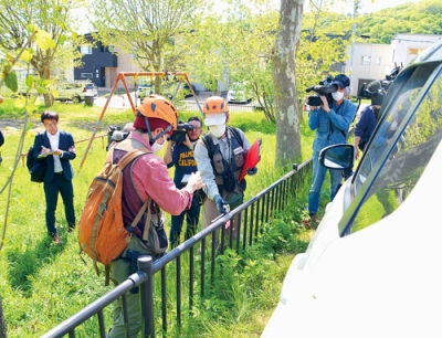 写真：知利別町の知利別南公園で現地調査を行うＮＰＯ法人ＥｎＶｉｓｉｏｎ環境保全事務所の職員ら
