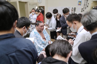 写真：支度部屋で取材に応じる照ノ富士＝２５日、両国国技館