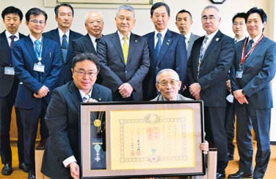 写真：春の叙勲で瑞宝単光章を受章し、市に表敬訪問した川島さん（前列右）