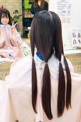 写真：切る前に数本に束ねられた大玉さんの髪