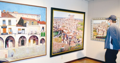 写真：スペインの街並みを描いた山本家弘さんの作品展