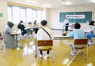 写真：子どもへの褒め方と叱り方について理解を深めた参加者たち