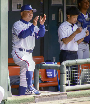 写真：関西六大学野球春季リーグで２位となった大経大の高代延博監督（左）＝１６日、マイネットスタジアム皇子山